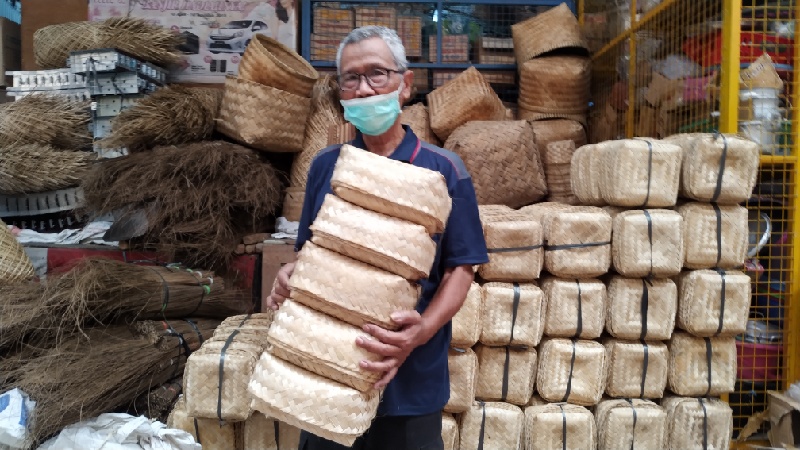 ALAMI: Penjual besek di Pasar Bantul. Pada Idul Adha tahun ini, Pemkab Bantul mewajibkan bahan ramah lingkungan untuk kemasan daging kurban. (IWAN NURWANTO/Radar Jogja)
