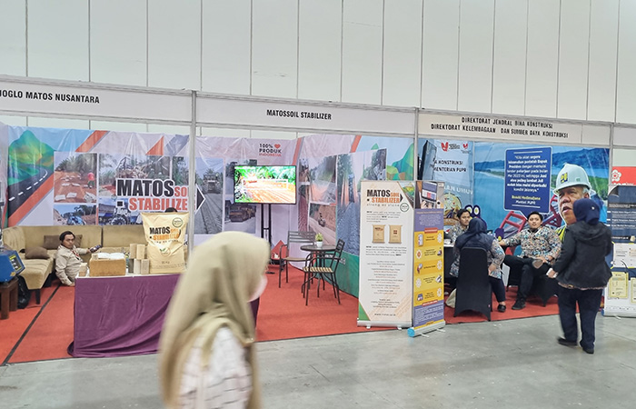 Para pengunjung saat bertransaksi di agenda Gerakan Nasional Bangga Buatan Indonesia dan Gerakan Nasional Bangga Berwisata di Indonesia yang berlangsung di JEC pada 22 dan 23 Juni