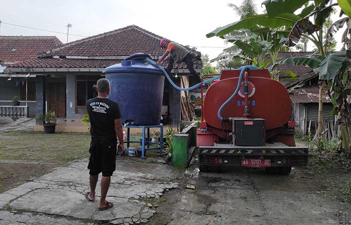 HADAPI ANCAMAN: Penyaluran droping air disediakan BPBD Sleman pada musim kemarau tahun lalu yang disalurkan ke Sayegan dan Tempel.