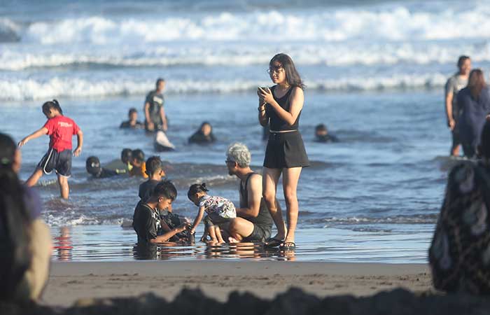 TETAP RAMAI: Wisatawan menaiki kuda wisata saat berkunjung di Pantai Parangtritis, Bantul.