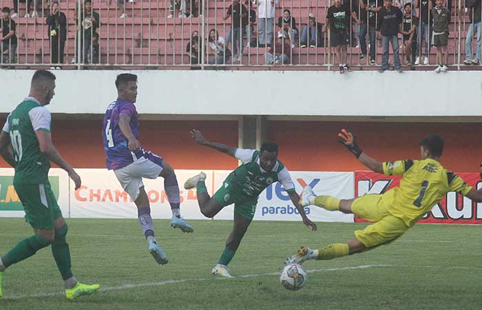 Guntur Aga Tirtana/Radar Jogja BELUM BERUNTUNG: Pemain PSS Sleman Ricky Cawor (kedua kanan) nyaris membobol gawang Persib Bandung melalui sundulan kepala dalam pertandingan uji coba,
