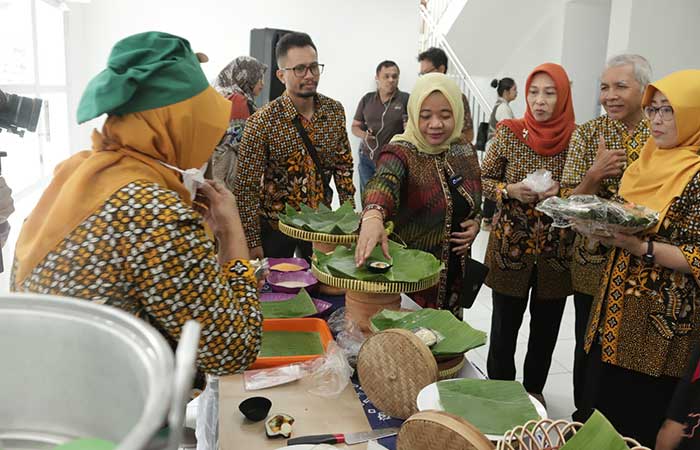 LAUNCHING: Bupati Sleman saat meninjau dan meresmikan Omah Jadah Tempe Kaliurang Minggu&nbsp;(25/6/23).