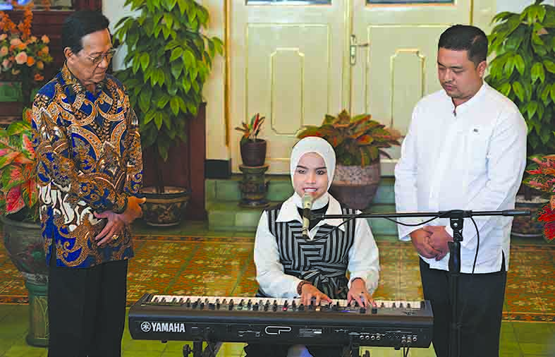 DIDOAKAN SUKSES: Gubernur HB X dan Putri Ariani, peraih Golden Buzzer di ajang America
