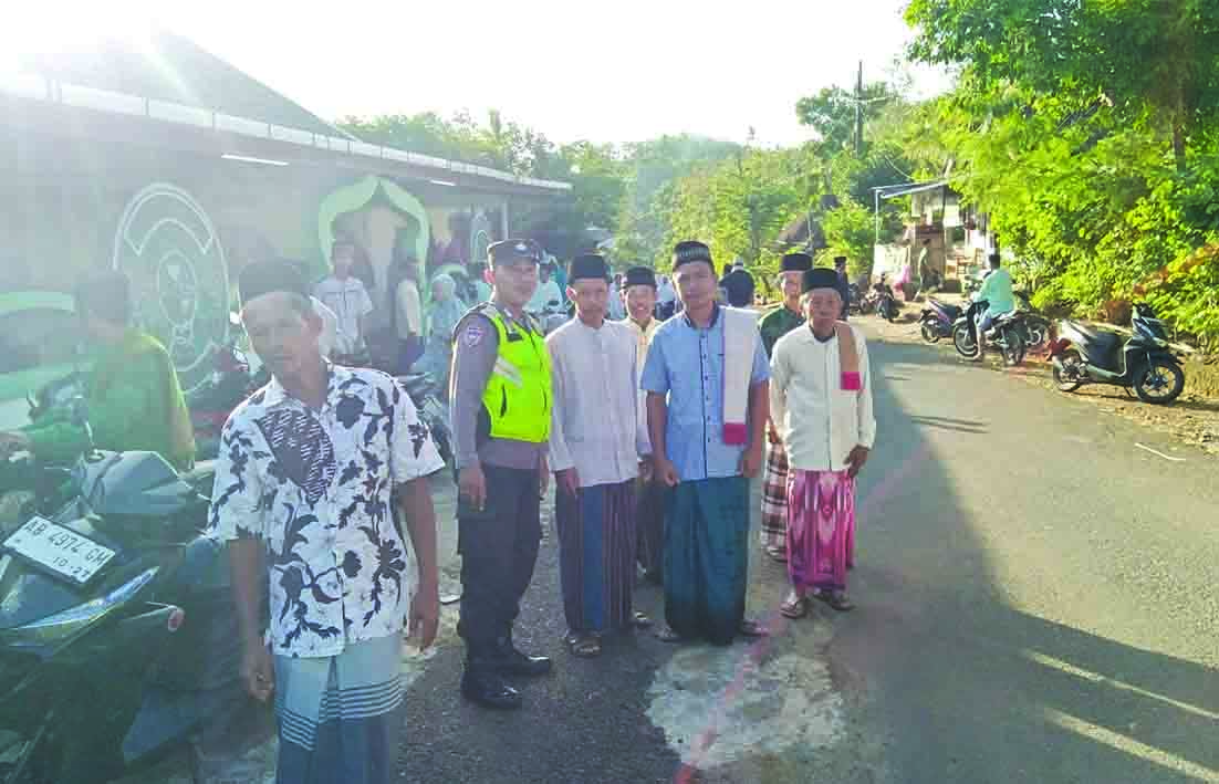 YAKIN: Jamaah Masjid Aolia di Kalurahan Giriharjo, Kapanewon Panggang, Gunungkidul, usai melaksanakan salat Idul Adha kemarin (26/6).