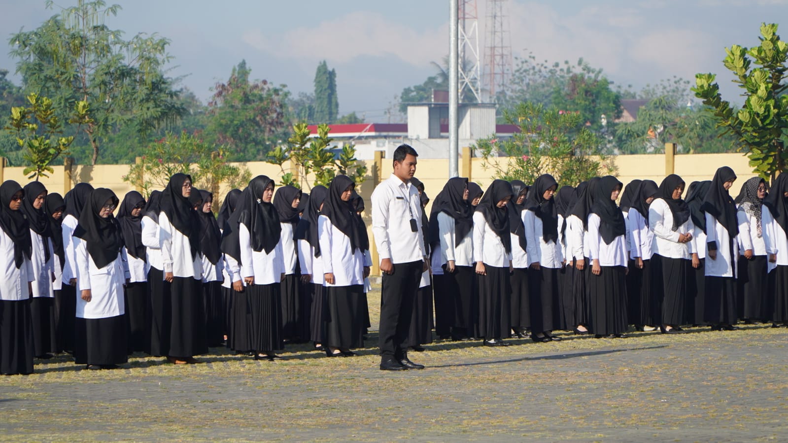 SELAMAT: Bupati Gunungkidul Sunaryanta menyerahkan SK kepada perwakilan P3K di Halaman Taman Budaya Gunungkidul (TBG) pagi tadi (26/6). (Dok Kominfo Gunungkidul)