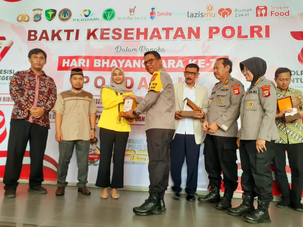 BERBAGI: Operasi katarak gratis bagi 60 penderita dilaksanakan di RS Bhayangkara pada Minggu (25/6). (Dok Polda DIY)