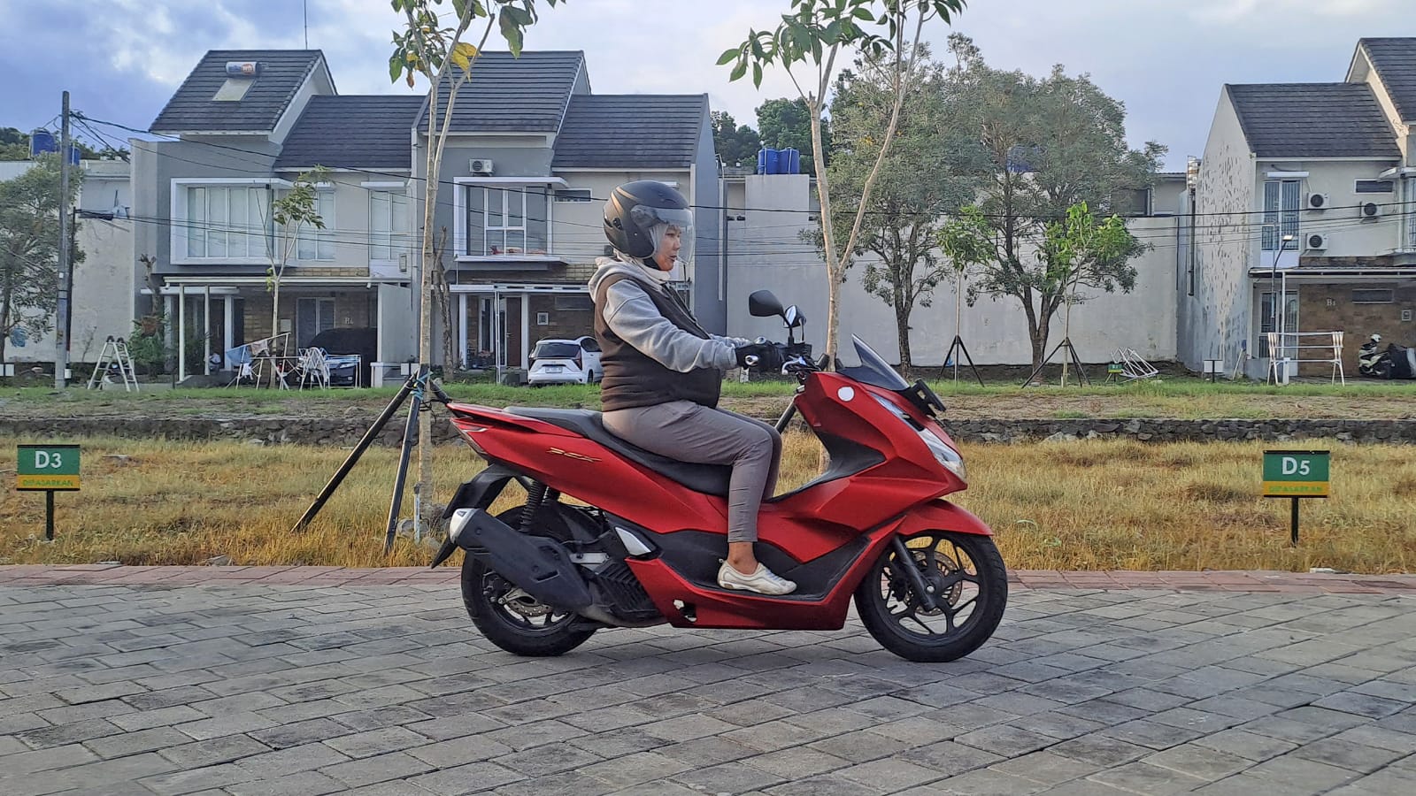 HATI-HATI: Kehamilan seorang ibu merupakan impian bagi semua keluarga baru. Terlebih lagi buat seorang ayah yang tentunya senang dengan kehadiran calon buah hatinya. (Dok Astra Motor Yogyakarta)