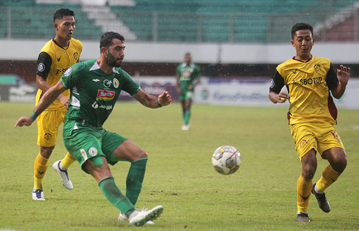 PENGALAMAN: Jihad Ayoub saat bersama PSS Sleman musim lalu dalam pertandingan menghadapi Persikabo.&nbsp;