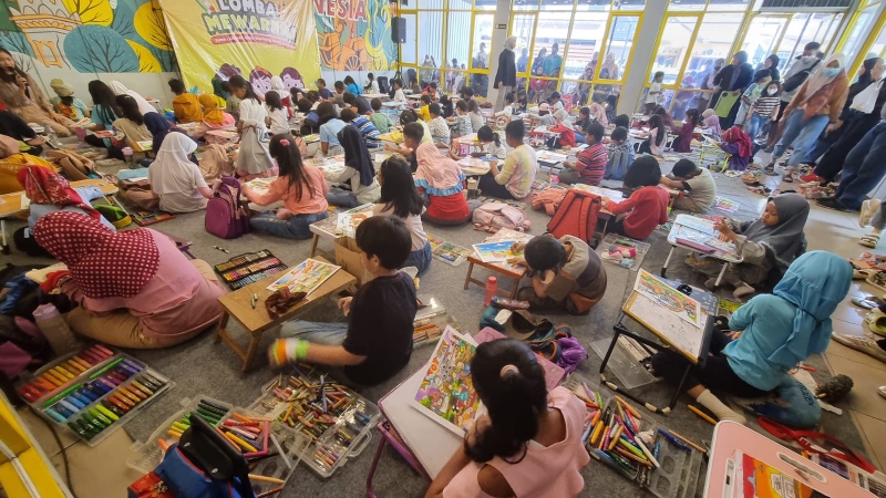 ANTUSIASME: Anak-anak antusias mengikuti lomba mewarnai Waroeng Steak & Shake menyemarakkan suasana liburan sekolah dan pengenalan varian menu baru mereka. (Fahmi Fahriza/Radar Jogja)