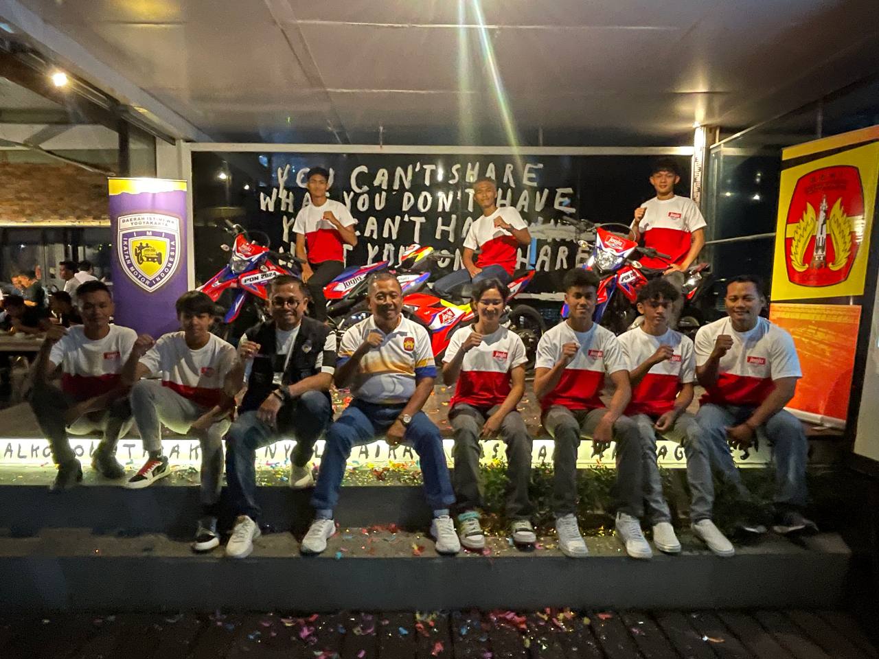 OPTIMISTIS: Wakil Ketua Umum II KONI DIJ Pramana, Ketua Umum Pengda IMI DIY KPH Purbodiningrat, para atlet, ofisial pelatih dan manajer saat launching Tim BK PON Bermotor DIJ, Kamis (22/6/23).