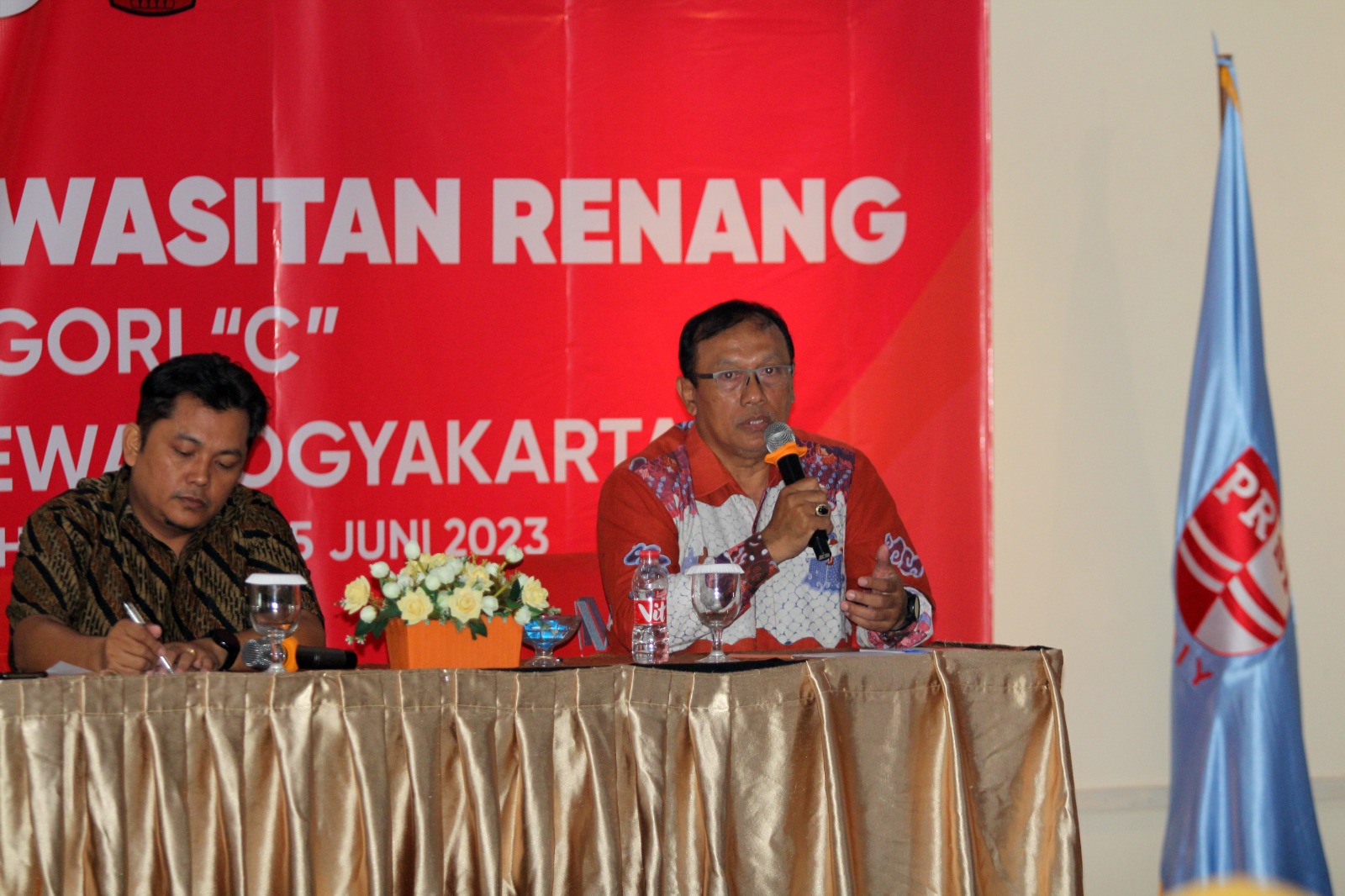 KUALITAS SDM : Ketua Bidang Perwasitan Pengda PRSI DIJ Agung Purwandono Saleh (kanan) memberikan pemaparan dalam Pelatihan Perwasitan Renang Lisensi C di Hotel Merapi Merbabu, Depok, Sleman.