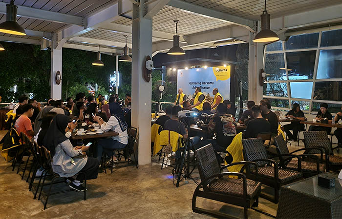 Tim Adira Finance kantor Jateng DIJ bersama para nasabah dan dealer yang hadir dalam agenda customer royalty di Silol Coffee.