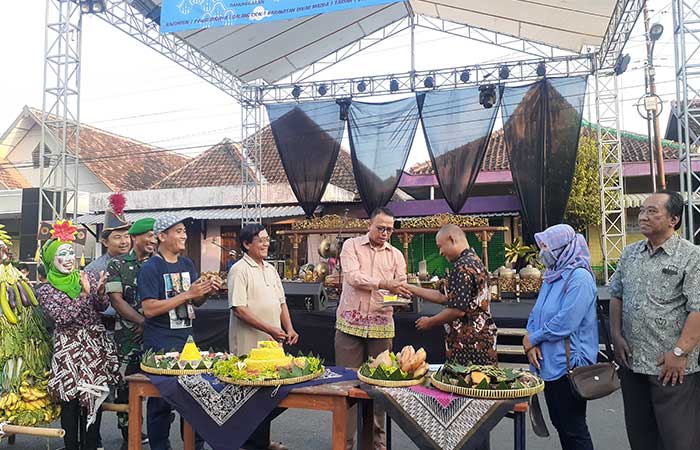 RINTISAN BUDAYA: Warga dari lima kampung yang ada di Kelurahan Mantrijeron menggelar Kirab Budaya di acara Gelar Budaya Mantrijeron.