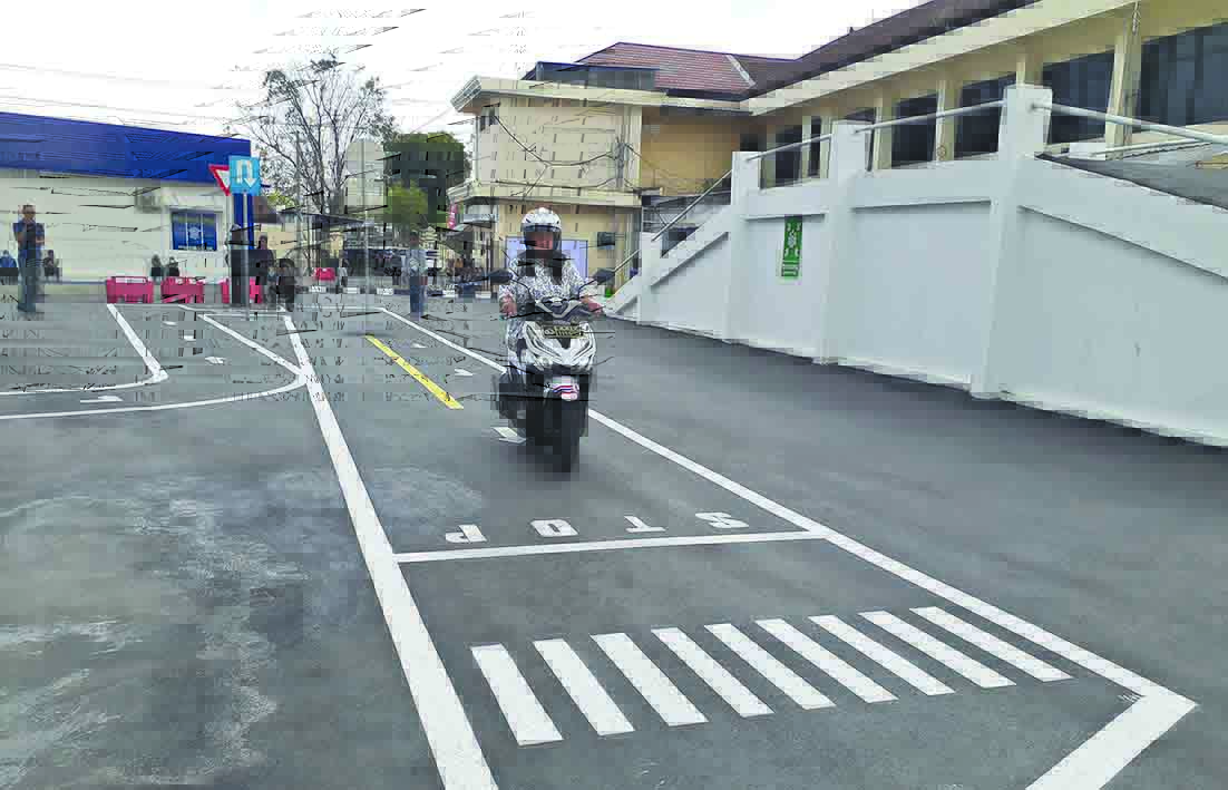 UJI COBA: Suasana uji coba praktik uji SIM dengan konsep baru tanpa rintangan zig-zag dan angka delapan di Polres Bantul kemarin (26/6).