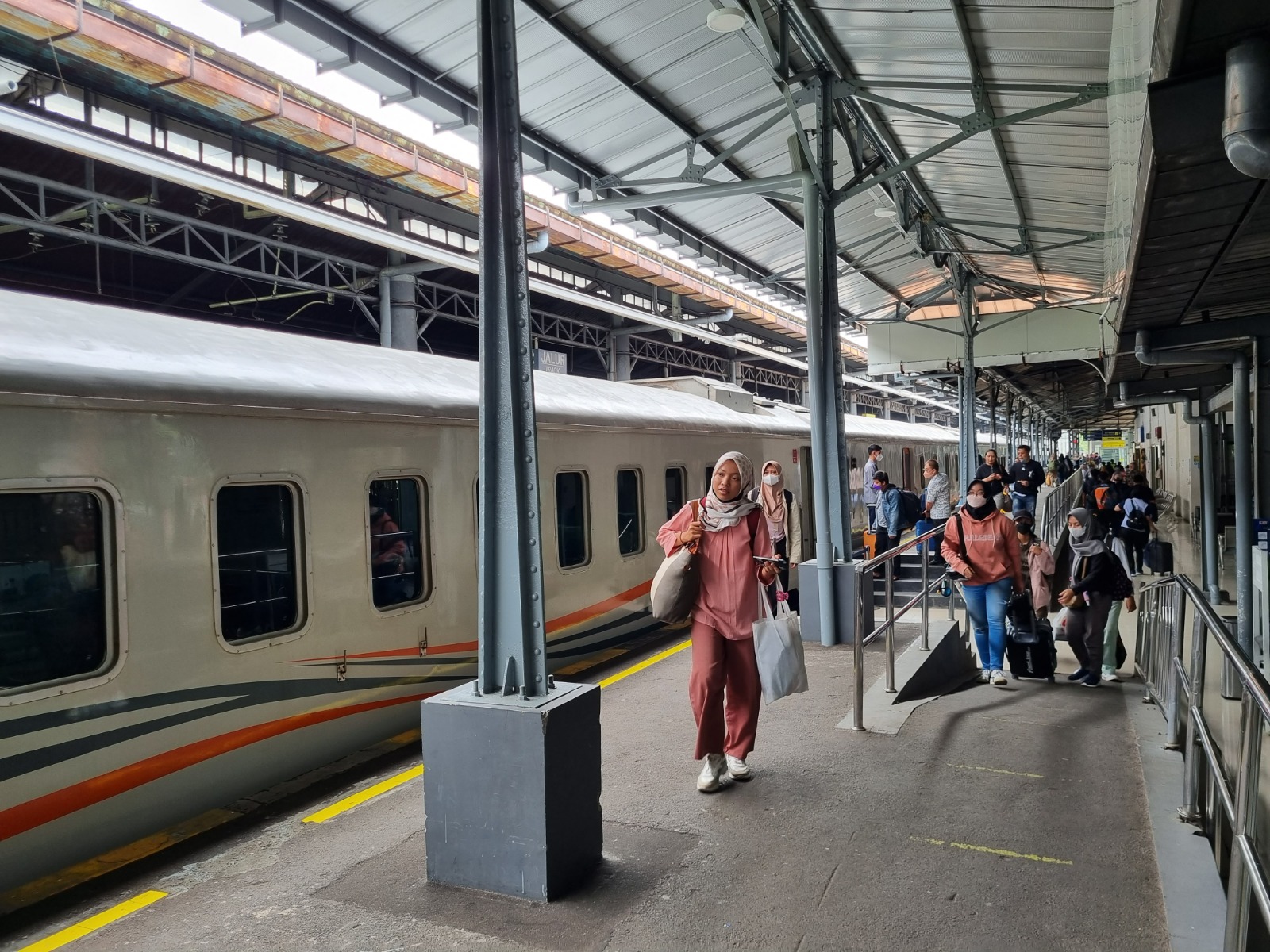 PERJALANAN: Suasana penumpang kereta api di Daop 6 Jogjakarta. (dok Daop 6 for Radar Jogja)  &nbsp;