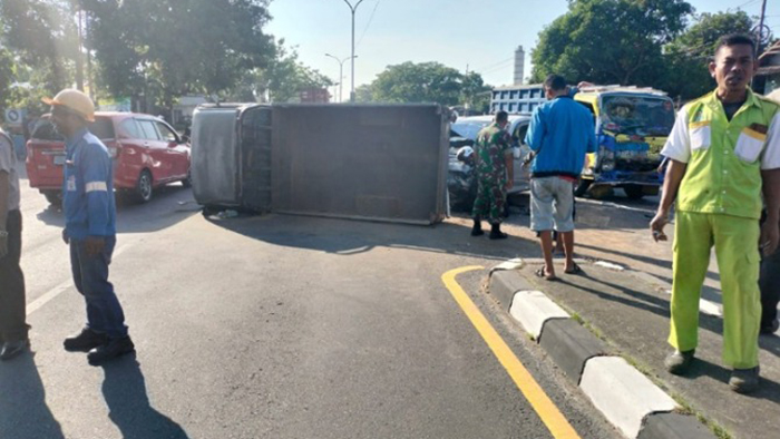 NAHAS: Proses evakuasi kendaraan yang terlibat kecelakaan beruntun di Jalan Solo-Semarang, Desa/Kecamatan Teras, Boyolali, Senin (26/6). (RAGIL L/RADAR SOLO)