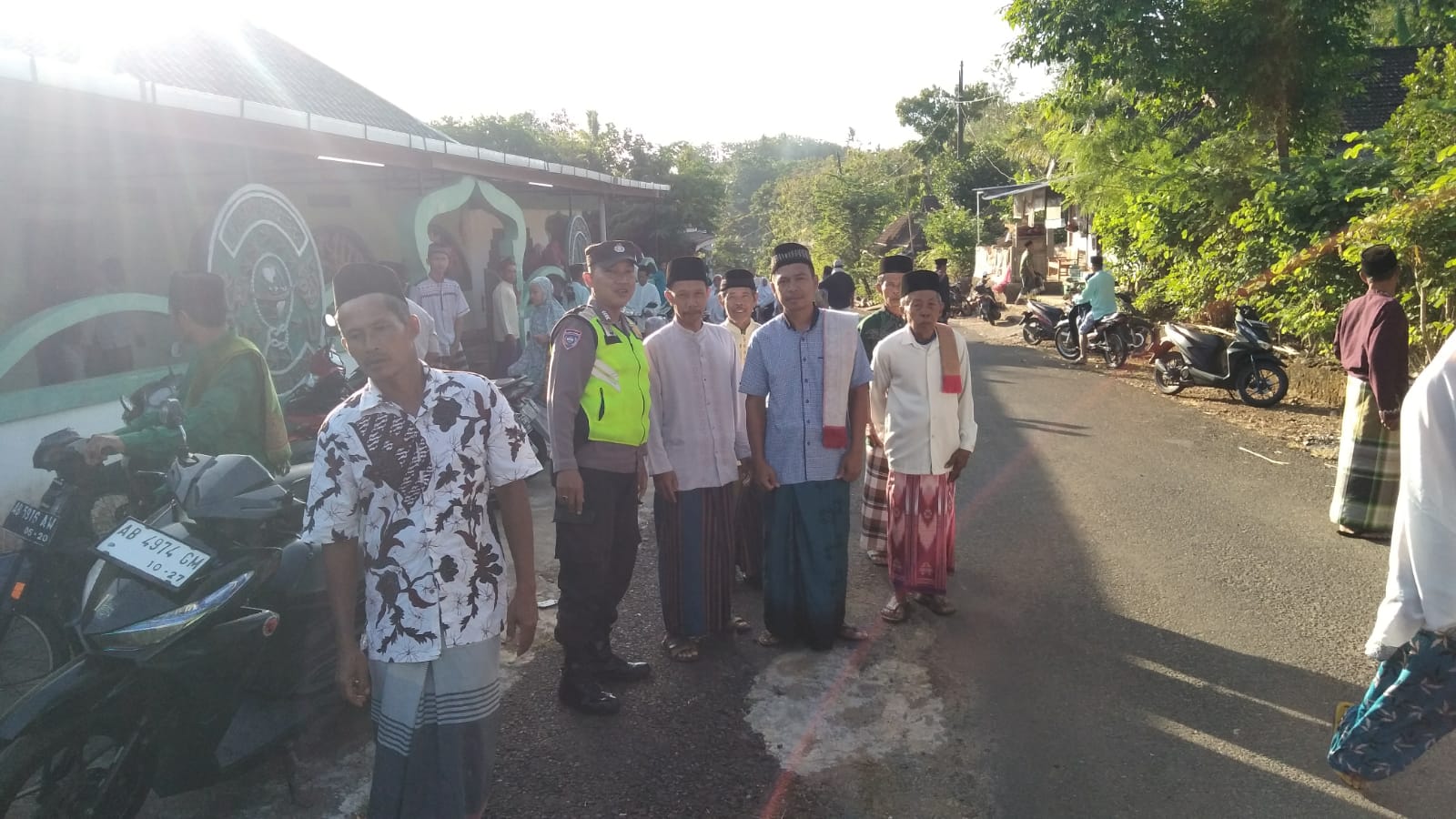 YAKIN: Jamaah Masjid Aolia Kalurahan Giriharjo, Kapanewon Panggang usai melaksanakan salat Idul Adha 1444 Hijriah kemarin (26/6). (Dok Polsek Panggang)