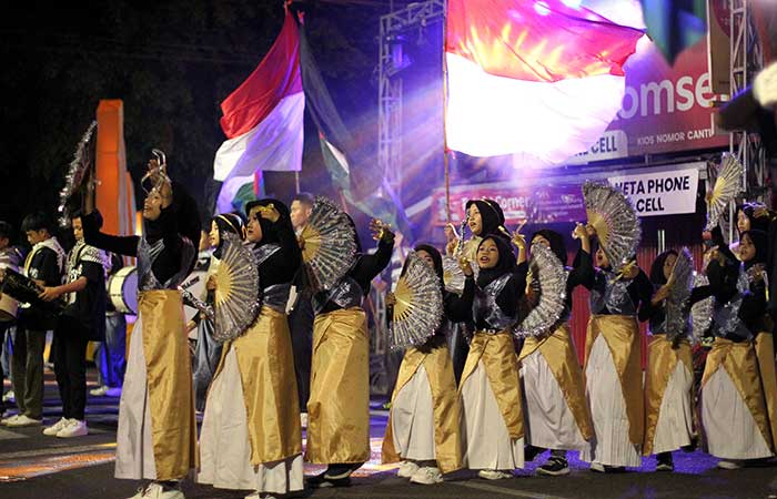 Peserta memeriahkan karnaval takbiran Hari Raya Idul Adha 1444 H bertajuk