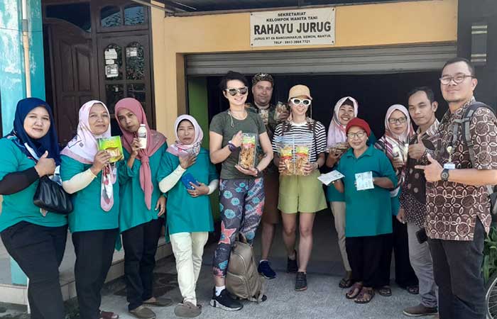 TERSOHOR:&nbsp;Anggota KWT Rahayu Padukuhan Jurug, Bangunharjo, Sewon, Bantul Selasa (27/6). Usaha rumahan yang dikelola ibu-ibu itu kerap menjadi jujugan wisata turis asing.