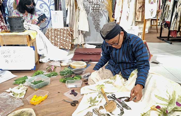 TELATEN: Didin Jamaludin, seorang artisan saat sedang membuat ecoprint Selasa (27/9/23). Proses pembuatannya disebut berbeda dengan batik.