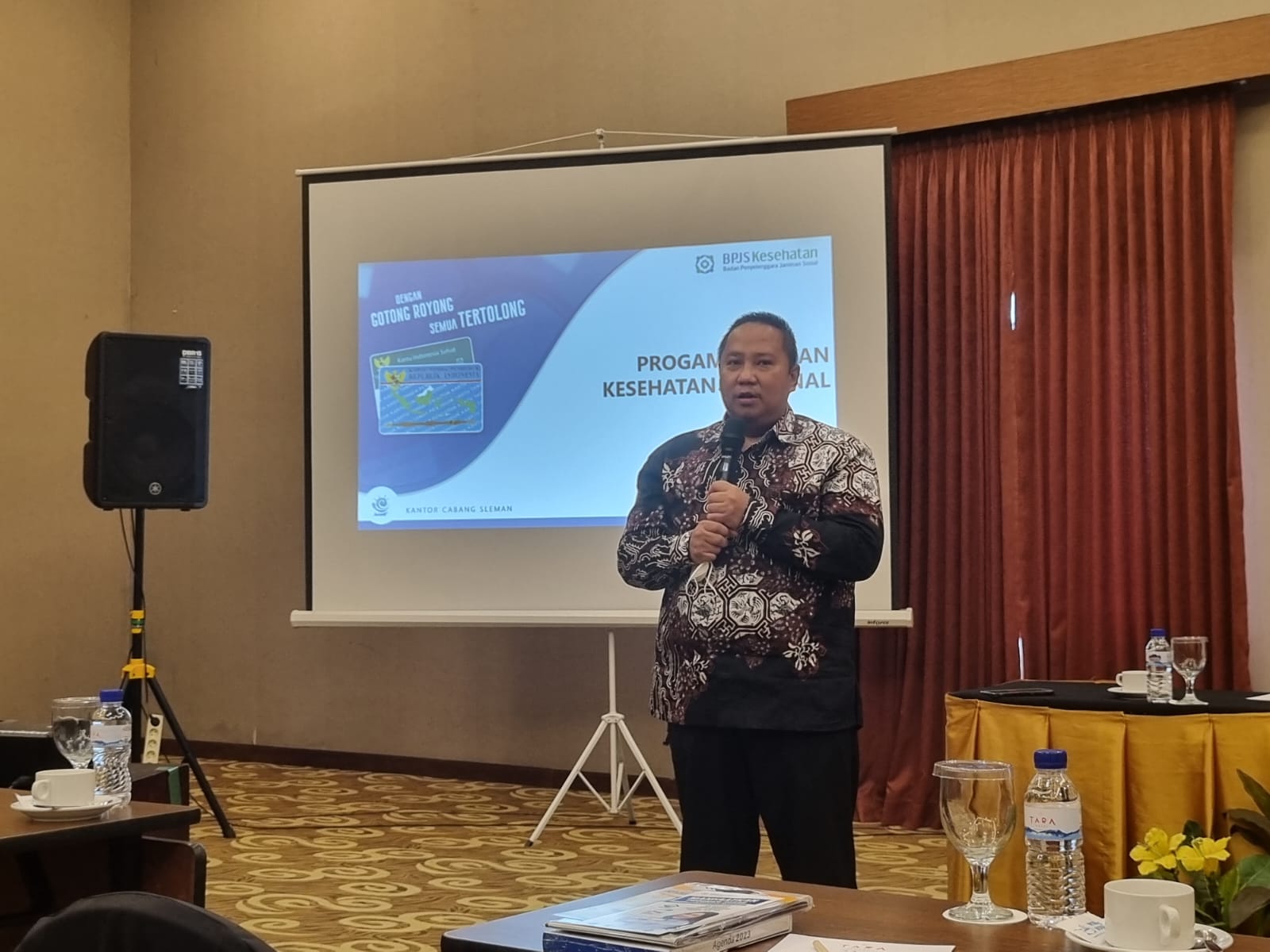 DISIPLIN: Kepala BPJS Kesehatan Cabang Sleman M. Idar Aries Munandar saat memaparkan materi tentang program rehab dan digitalisasi penggunaan aplikasi mobile JKN. (Fahmi Fahriza/Radar Jogja)