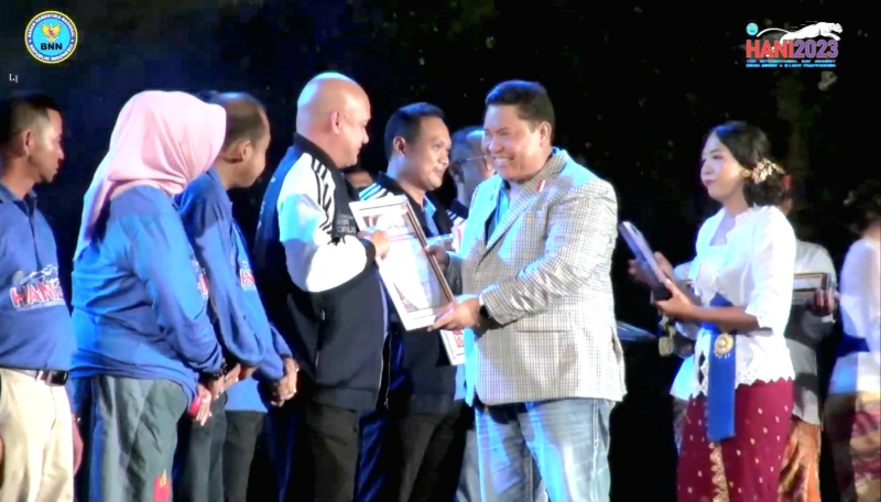 TERBAIK: Kepala Kantor Wilayah Kementerian Hukum dan HAM DIJ Agung Rektono Seto menerima Penghargaan pada Peringatan HANI 2023 di Badung, Bali. (Dok Humas Kanwil Kemenkumham DIJ)