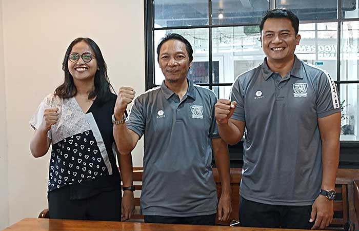 SIAP DIGELAR: (dari kiri) Ketua Panpel BPJ Fika Nurazam Wirastuti, Owner BPJ Edy Wibowo, dan pelatih kepala BPJ Efri Meldy usai memberikan keterangan kepada wartawan di kawasan Condongcatur, Depok,