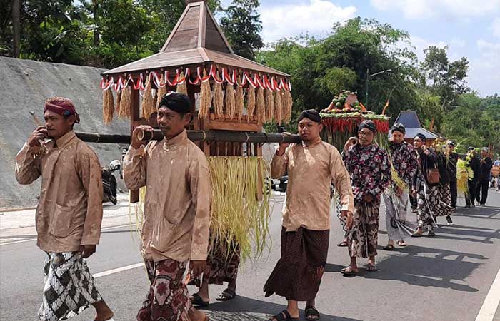 MERIAH - Kirab topeng dalam rangka bersih dusun Padukuhan Bobung, Kalurahan Putat, Kapanewon Patuk, Senin (26/6). Kegiatan ini digelar sebagai ungkapan rasa syukur kepada Allah SWT.