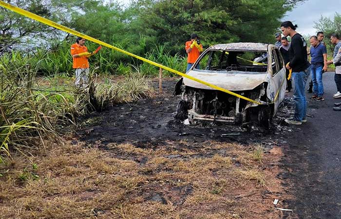 GOSONG: Kondisi unit mobil minibus yang sudah ludes terbakar di jalan penghubung Pantai Glagah - Pantai Congot, tepatnya di wilayah Dusun Bayeman, Kalurahan Sindutan, Kulonprogo, Selasa&nbsp;(27/6/23)