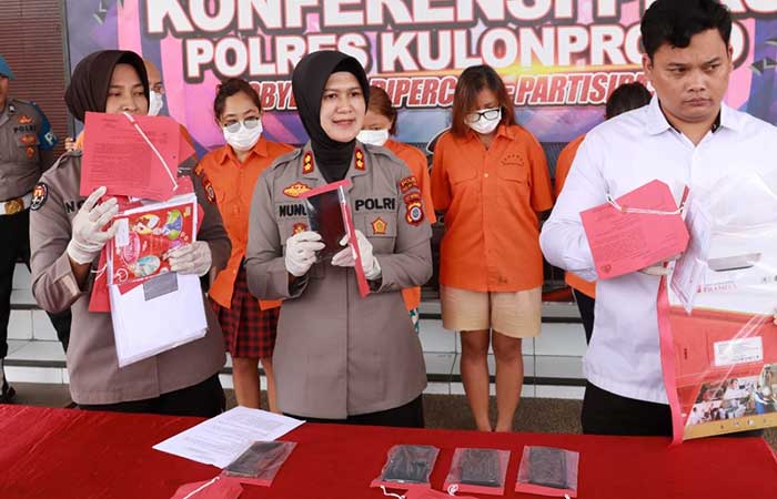 TERBUKTI SALAH: Lima tersangka kasus TPPO saat diamankan di Mapolres Kulon Progo, kemarin. Mereka menjadi tersangka dalam kasus Tindak Pidana Perdagangan Orang (TPPO)