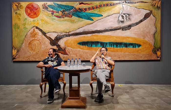 TAK ADA BATAS: Pemilik OHD Museum Oei Hong Djien bersama seniman Nasirun saat memberikan keterangan mengenai pelaksanaan pameran bertajuk &lsquo;Perayaan Persahabatan&rsquo; di OHD Museum, Selasa (27/6/23).