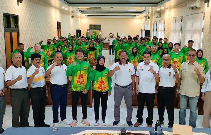 SEMANGAT: Pengurus KONI DIJ bersama para atlet dan ofisial dari empat cabor saat dilepas menuju BK PON 2023 di kantor KONI DIJ, Senin (26/6/23).