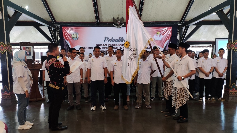 AMANAH: Pelantikan pengurus HIPMI Kabupaten Purworejo periode 2023-2026 oleh Ketua BPD HIPMI Jateng di Pendopo Kabupaten Purworejo Selasa (27/6). (JIHAN ARON VAHERA/RADAR PURWOREJO)