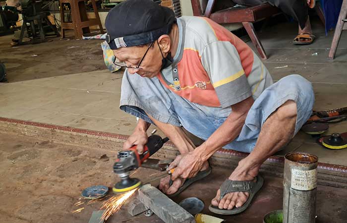TEKUN: Sejak 1991, Sumardi tetap eksis membuat berbagai jenis pisau. Kualitasnya pun tidak diragukan lagi. Tak heran jika pembelinya berasal dari berbagai daerah, bahkan di luar Jawa.