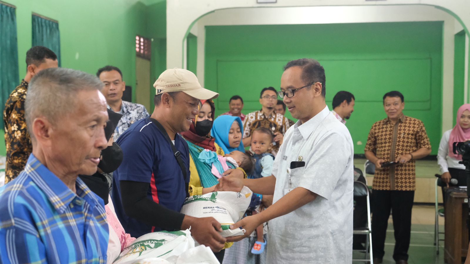 SIMBOLIS: Wali Kota Magelang Muchamad Nur Aziz memberikan bantuan beras kepada perwakilan keluarga penerima manfaat di Kelurahan Rejowinangun Selatan, beberapa waktu lalu. (Dok PROKOMPIM MAGELANG)  &nbsp;