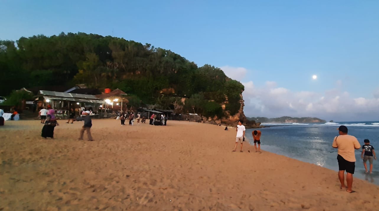 DIPREDIKSI MENURUN: Suasana kunjungan wisata di Pantai Sepanjang, Kemadang, Tanjungsari beberapa waktu lalu. (GUNAWAN/RADAR JOGJA)