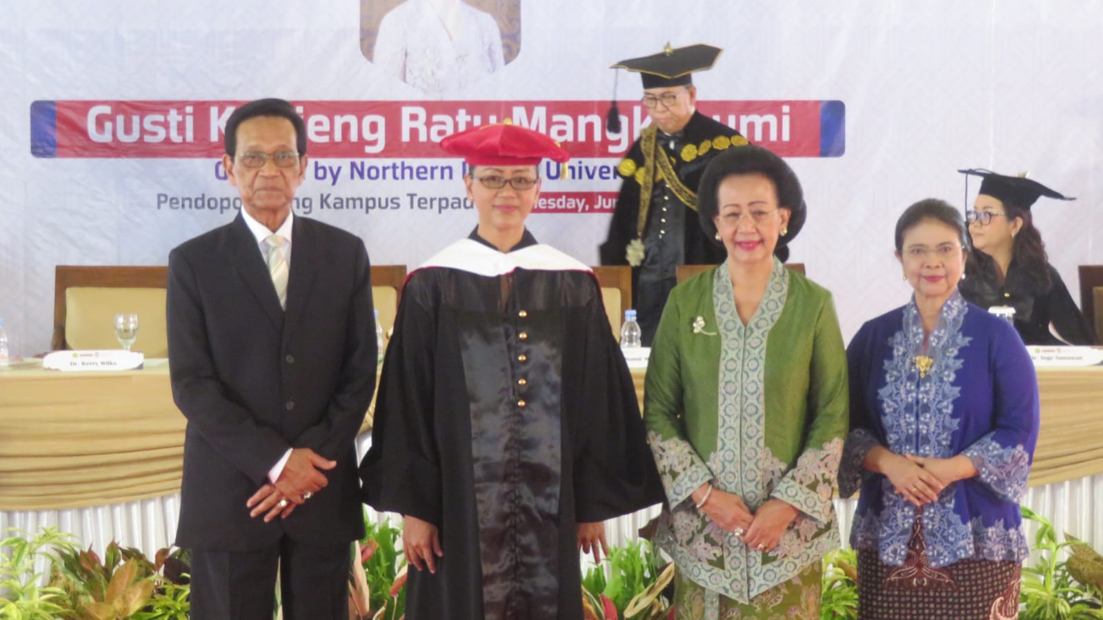 PENGHARGAAN: GKR Mangkubumi memperoleh gelar Doctor Honoris Causa Bidang Humane Letters dari Northern Illinois University. (Dok Humas Pemda DIY)