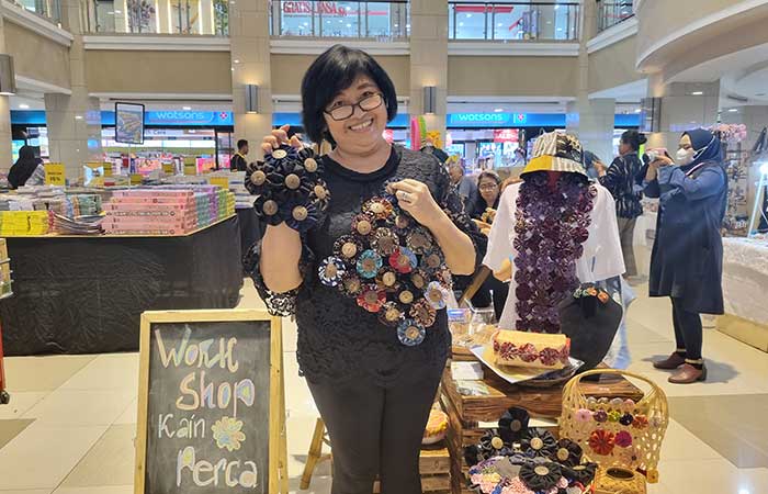 KREATIF: Peserta saat mengikuti workshop pemanfaatan kain perca yang dimentori oleh Yenny Christin, seorang artisan kain perca di Galeria Mal.