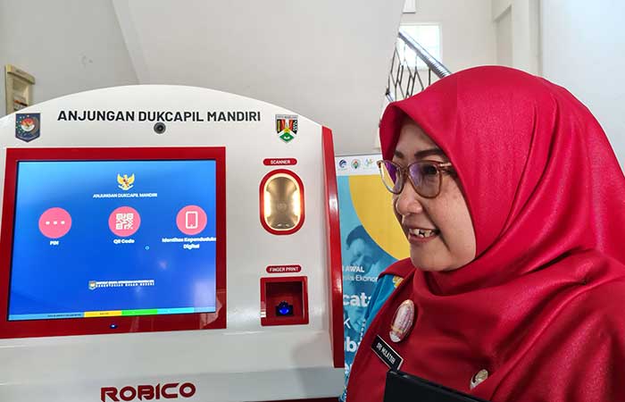 TEROBOSAN BARU:&nbsp;Plt Disdukcapil Kota Magelang saat menunjukkan beberapa tahapan penggunaan mesin ADM di Kantor Kecamatan Magelang Selatan.