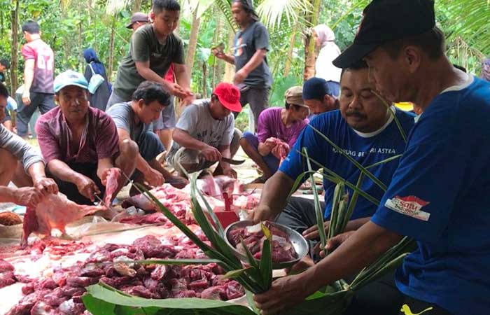 RAMAH LINGKUNGAN: Warga Kroco menggunakan dekon untuk mengemas daging hewan kurban dalam perayaan Hari Raya Idul Adha 2023 di Masjid Al Azhar Padukuhan setempat.