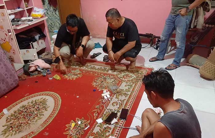 DIBEKUK: Petugas BNNP DIJ membekuk pelaku peredaran dan penyalahgunaan narkoba jenis sabu.
