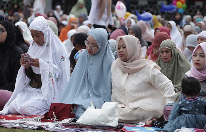   Salat Iduladha: Kustini bersama ribuan masyarakat Sleman memenuhi Lapangab Denggung  .