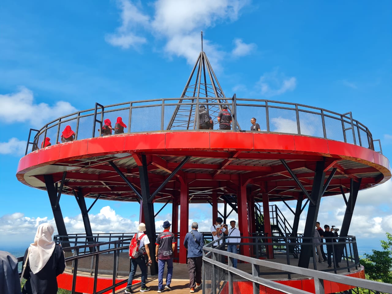 DAYA TARIK: Menara Langit di Ketep Pass menjadi satu ikon menarik yang kerap dikunjungi wisatawan. (Naila Nihayah/Radar Jogja)