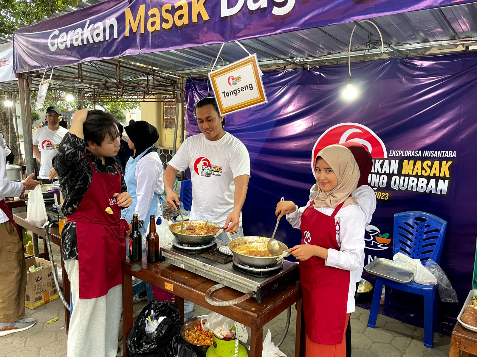 SEDAP: Masyarakat kurang mampu berkesempatan makan masakan daging kurban. Kali ini memasak gratis digelar di Kawasan Masjid Gedhe Kauman Jogja. (Dok Eksplorasa Nusantara)