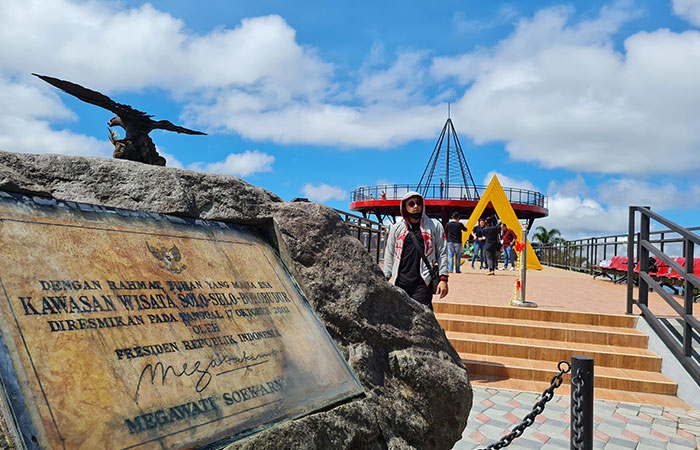 DAYA TARIK: Menara Langit di Ketep Pass menjadi satu ikon menarik yang kerap dikunjungi wisatawan.