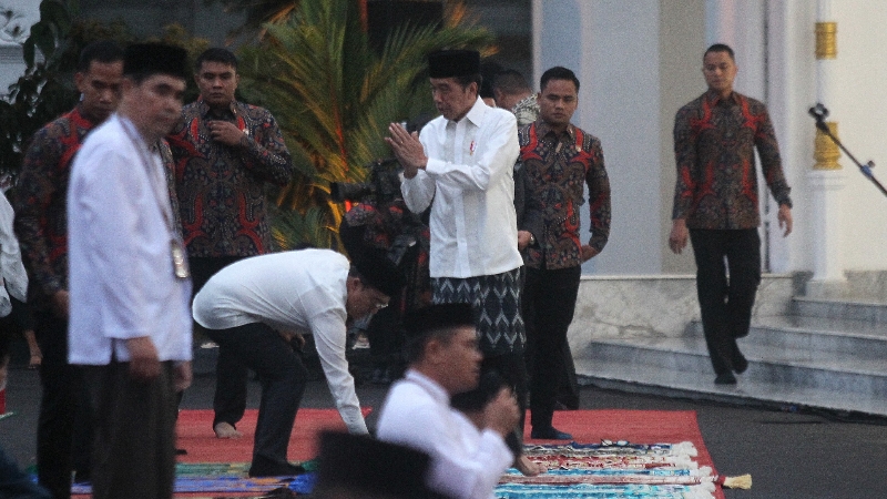 BERSAMA: Presiden Joko Widodo (Jokowi) melaksanakan salat Iduladha 2023 di Jogjakarta, yaitu di Halaman Gedung Agung Kota Jogja (29/6). (Guntur Aga Tirtana/Radar Jogja)