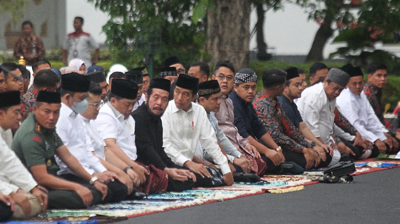 BERSAMA: Presiden Joko Widodo (Jokowi) melaksanakan salat Iduladha 2023 di Jogjakarta, yaitu di Halaman Gedung Agung Kota Jogja (29/6). (Guntur Aga Tirtana/Radar Jogja)