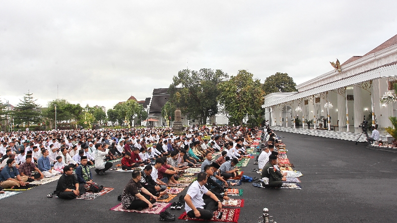 BERSAMA: Presiden Joko Widodo (Jokowi) melaksanakan salat Iduladha 2023 di Jogjakarta, yaitu di Halaman Gedung Agung Kota Jogja (29/6). (Guntur Aga Tirtana/Radar Jogja)