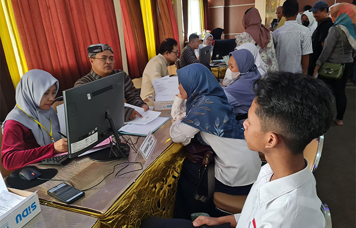 DAFTAR SEKOLAH: Para siswa lulusan SMP mulai mendaftarkan diri ke sekolah tujuannya. Seperti yang terlihat di SMA Negeri 2 Magelang.