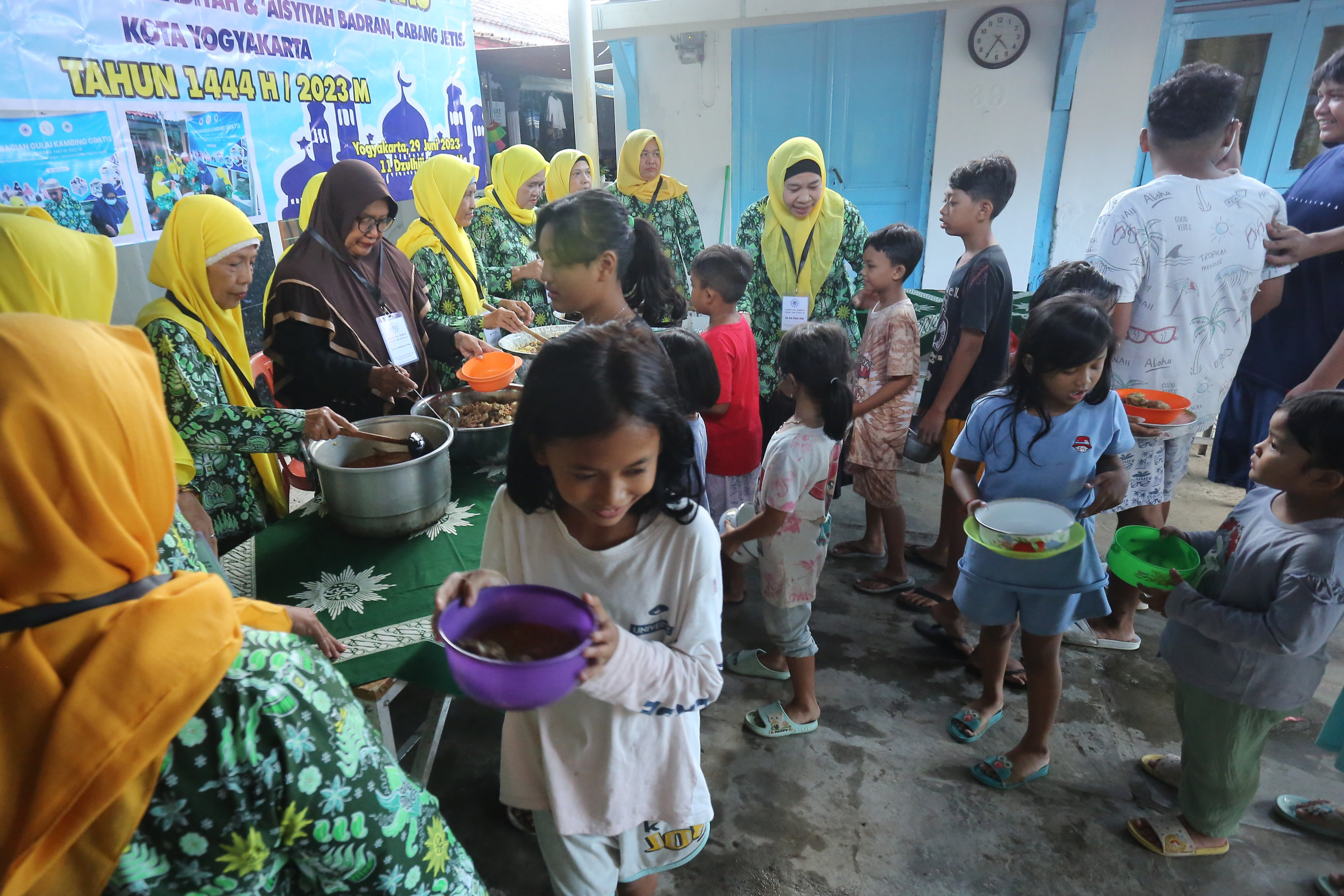 HARI ISTIMEWA: Warga antre untuk menerima pembagian gulai kambing saat Hari Raya Idul Adha di Halaman Masjid Al Husna, Badran, Jogja, Kamis (29/6/23).